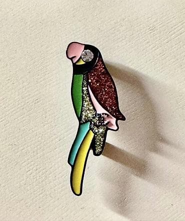 qara canta: Rəngli tutuquşu dizaynlı broş.(CHANEL) - Material: parlaq rənglənmiş — 1