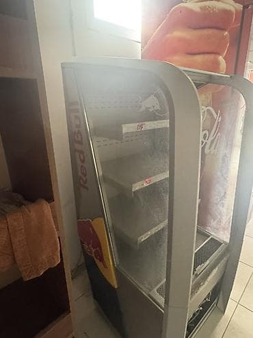 Red Bull brendli açıq vitrindən ibarət soyuducu stend. Xüsusiyyətlər — 4