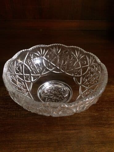 lalə gülü: 2 ededi 40man.Gedimi sovet xrustal vazalar(rusiya).Hem konfet gabi — 3