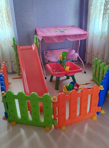 Детский уголок.Состоит из горки,песочницы,качелей и загона. Аксессуары