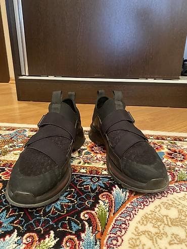 Qadın geyimləri: Məhsul: Kişi idman ayaqqabısı – BOSS brendi - Rəng: qara - Üst hissə — 1