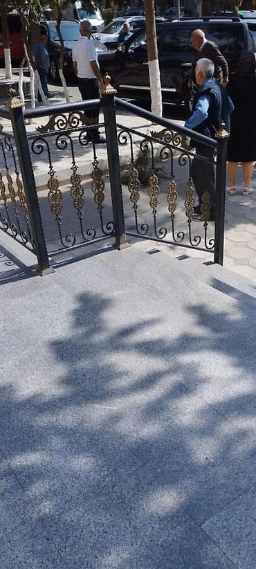 metlax pilleken: Qara və qızılı rəngdə, dəmir materialdan hazırlanmış bəzəkli pilləkən — 2