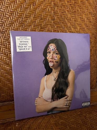 Məhsul: “SOUR” – vinil LP (Parental Advisory) Təsvir: - Müğənni — 1