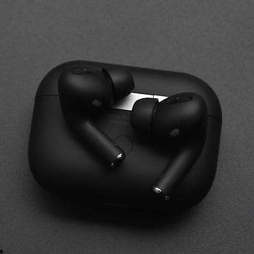Qara rəngli simsiz Bluetooth qulaqlıq və şarj qutusu. In-ear silikon