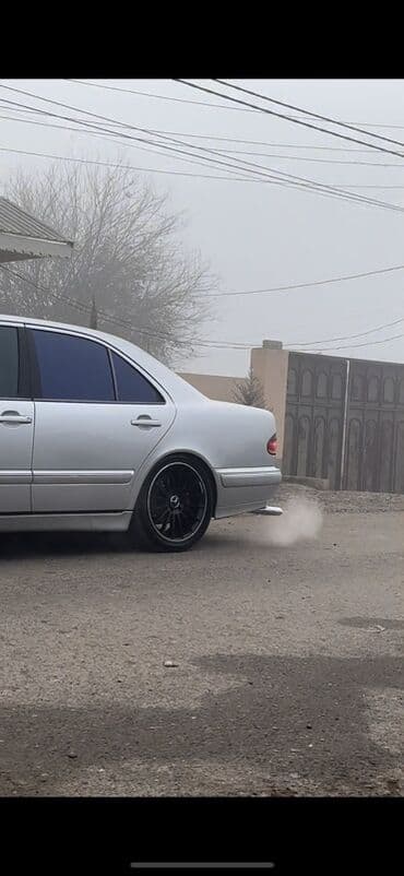 Коммерческий транспорт: Mercedes-Benz E‑Class sedan (W210) – gümüş rəng. Xüsusiyyətlər: - — 4