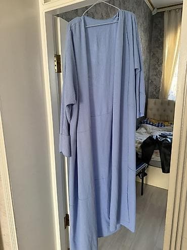 flo memar ecemi: Uzun, açıq mavi rəngli kimono/kardiqan tipli üst geyimi. - Model: açıq — 1