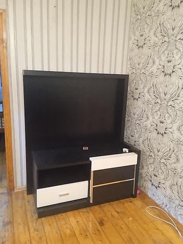 Düz TV altlığı, Polkalı, Laminat