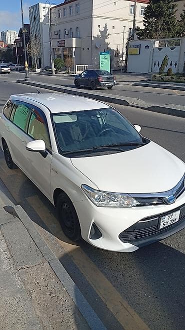 corolla cros: Toyota Corolla Fielder Hybrid, ağ rəng, universaI kuzov. Texniki — 3