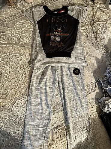 idman dəsdi: İdman üslubunda iki hissəli dəst: - Qısaqoll köynək və düzkəsim — 1