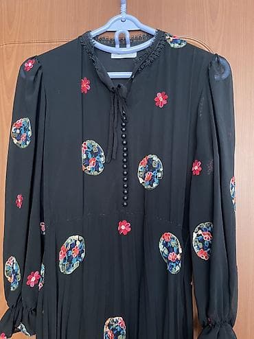 Baş geyimləri: Qadınlar üçün qara rəngli, çiçək naxışlı, plisəli maksi don. Bu zərif — 7