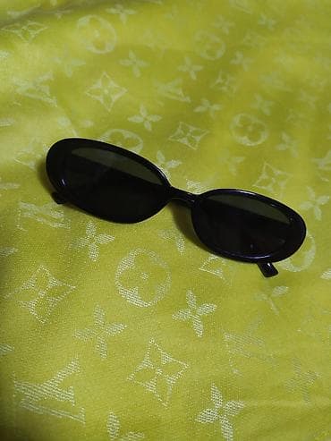 Oval formalı gün eynəyi - Rəng: qara - Çərçivə: parlaq qara plastik