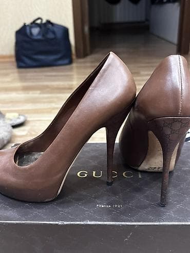 yun qadın şap şapları: Gucci qadın tuflisi orjinal
Razmer 38 yarim
50 manat — 4