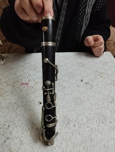 Gitaralar: A Klarnet ( 4 açqi ) taxta Təsvir: - Qara korpus, metal klapan və — 5