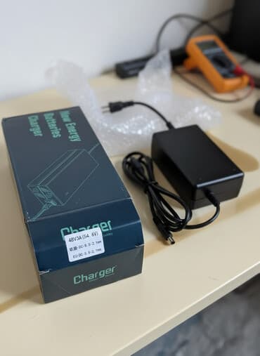 akkumulyator zaryadka aparatı: Məhsul: Litium batareya üçün şarj cihazı – Model 48V3A - Çıxış — 1