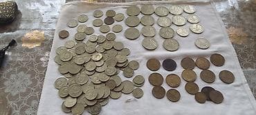 Kolleksiya üçün müxtəlif ölkə və illərə aid xırda pul sikkələri dəsti