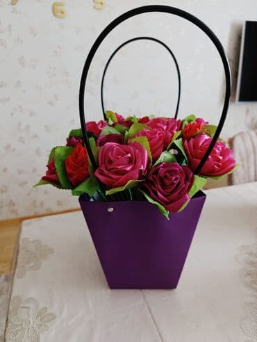 Lentdən düzələn güllər . Gülün biri 1 manat. zənbillə birlikdə 25