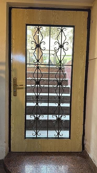 darvaza ustu: Dəmir barmaqlıqlı şüşə qapı Qapinin eni 110 uzunluğu 2 metr - — 2