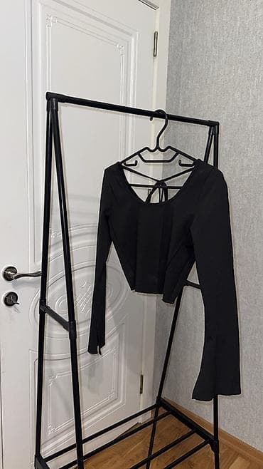 Qara qadın koftasi - Rəng: qara - Model: uzunqollu, qısa kəsim (crop