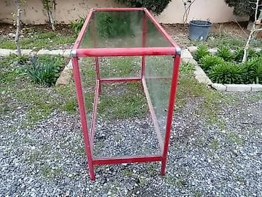 setka vitrin: Qırmızı metal karkaslı şüşə vitrin Mağazada məhsul nümayişi üçün və ya — 2