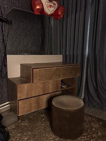 hamam desti: Yataq otağı üçün mebel dəsti, tərkibinə güzgülü masası və üçqapılı — 1