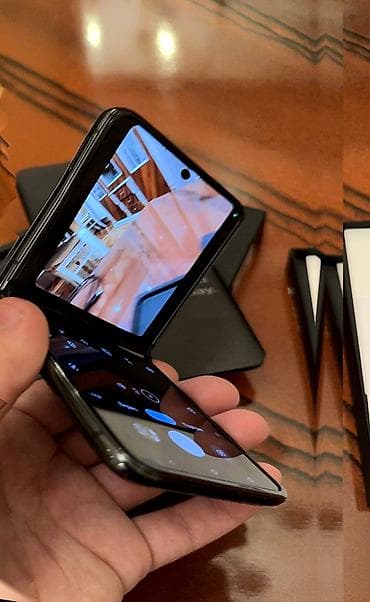 motorolla v8: Motorola Razr 40 Ultra, 256 GB, rəng - Qara, Zəmanət, Sensor, Barmaq izi — 7