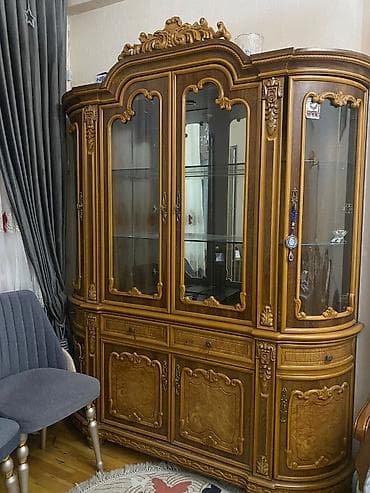 Стеклянная витрина-шкаф