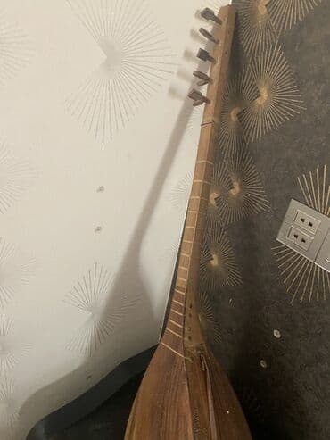 тар музыкальный инструмент купить: Taxta gövdəyə malik, simləri olan musiqi aləti. Tünd qəhvəyi rəngli — 2