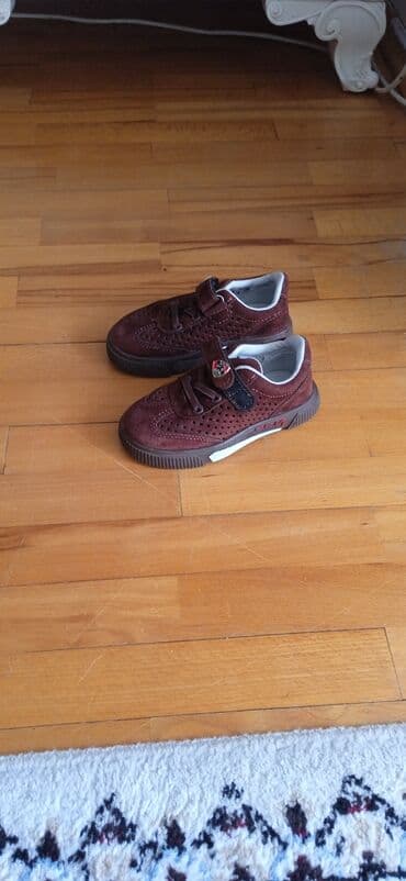 детские туфли с перфорацией: Tünd qəhvəyi rəngdə uşaq krossovkaları. Bu krossovkalar bağcıqlar və — 3