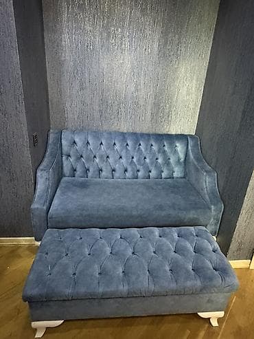 pufik kreslo: Mavi rəngdə, klasik tərzdə yumşaq divan və uyğun puf/oturacaq dəsti — 1