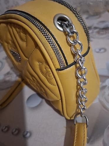 рабочая форма: Guess qadın çantası. Sarı rəngdə, ön hissəsində metal Guess loqosu və — 3