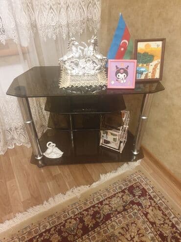 Düz TV altlığı, Polkalı, Şüşəli