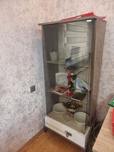 Şüşəli dolab vitrini