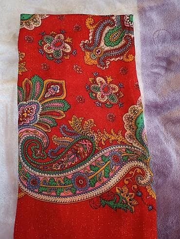 masla parça: Parlaq şərq motivli naxışlara malik qırmızı şarf/parça. - Rəng: canlı — 1