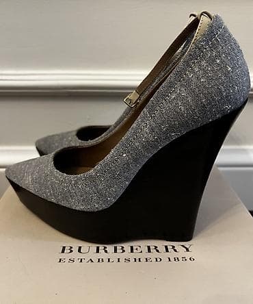 Gri rəngdə orijinal Burberry qadın platforma dabanlı ayaqqabılar. Ayaq lalafo.az -da Gri rəngdə orijinal Burberry qadın platforma dabanlı ayaqqabılar. Ayaq