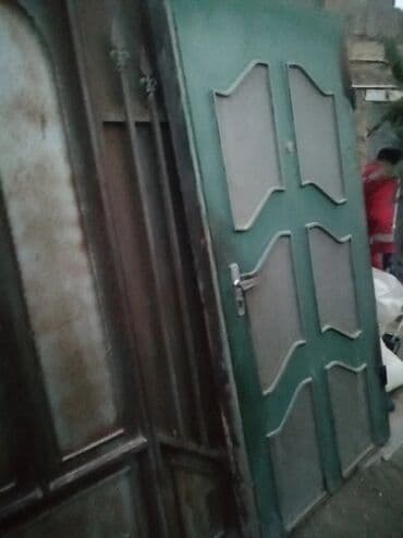 Plastik qapılar: Yaşıl rəngdə metal giriş qapısı, həm ev, həm də həyət üçün istifadəyə — 2