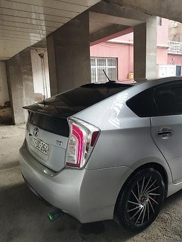 tesla model x: Toyota Prius (3-cü nəsil) hibrid hetçbek - Kuzov: gümüşü rəng, 5 — 5