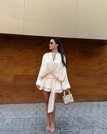 Açıq çəhrayı və ya pudra rəngli orqanze material mini don. Çatdırılma