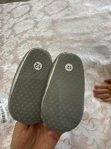 usaq metbexi: Gümüşü rəngdə, bant detallı uşaq ayaqqabıları. Bu zərif ayaqqabılar — 2