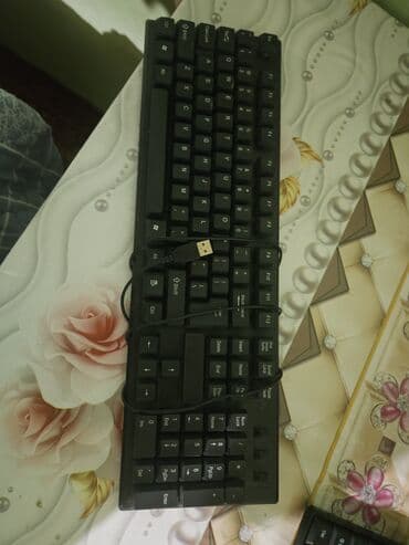 Səsgücləndiricilər, qulaqlıqlar və mikrofonlar: USB klaviatura – tam ölçülü — 1