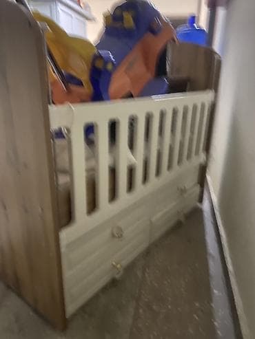 yatag taxti: Uşaq beşiyi – taxta karkaslı, yanları ağ barmaqlıqla. Təbii ağac — 4