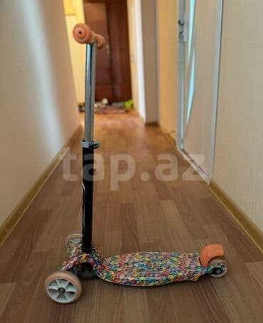 Маски, очки: Rəngli dizaynı olan uşaq skuteri. Üç təkərli dizaynı balaca uşaqlar — 1