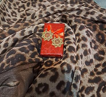 toy xoncasi: - Sırğalar: Qızılı tonlarda, zərif naxışlı/çətir-çiçək motivli açıq — 2