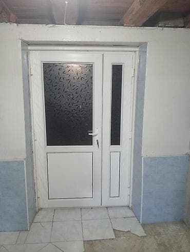 Plastik giriş qapısı – yan əlavə pəncərəli (üstü şüşəli), ağ rəng