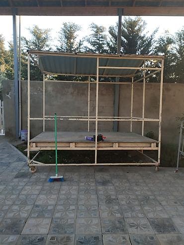 Sərgi stendi, Metal