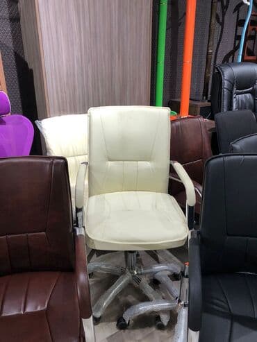 офисные кресла: Новый, С колесиками, Рукояти не регулируются, Кожа — 4
