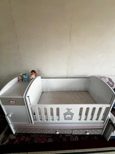 işlənmiş uşaq beşikləri: Qız üçün, İşlənmiş, Dördbucaq, Beşik, Matras ilə, Yellənmə mexanizm ilə — 2
