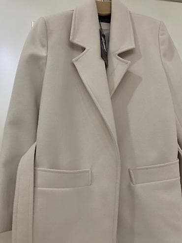 qısa donlar 2023: Qadın palto – açıq krem rəng - Model: klassik düz kəsim, dizə yaxın — 2