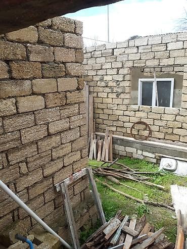 3 otaqlı mənzillərin satışı: Yarım tikili.Əmrican qoşaminarəli məsçidin yanı.torpaqın sotu 27 30 — 6