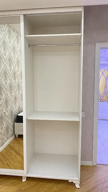 paltar dolab: Ağ rəngdə sürgülü qapılı dolab - Klassik üslubda, dekorativ ayaqlı — 4