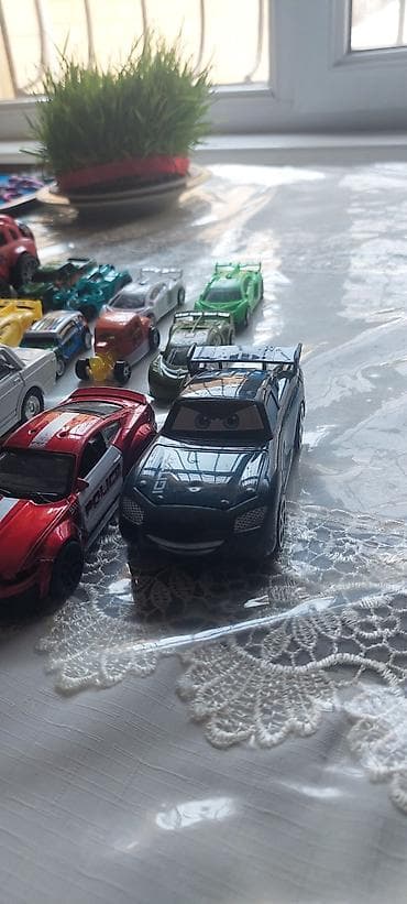 işlənmiş uşaq maşınları: Metal oyuncaq maşınlar dəsti - Miqyas: təxminən 1:64 - Korpus: metal — 5